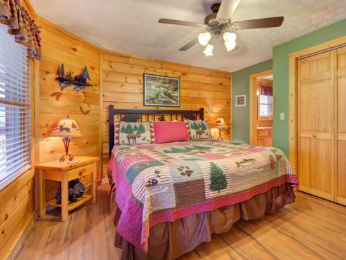 um quarto com uma cama e uma ventoinha de tecto em Cub’s Corner, 3 Bedrooms, Pool Access, Hot Tub, Pool Table, Sleeps 10 em Gatlinburg