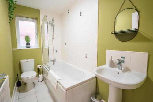 ein Badezimmer mit einem Waschbecken, einer Badewanne und einem WC in der Unterkunft Kandaka-Specious Stylish Home - Suitable for Contractors in Killingbeck