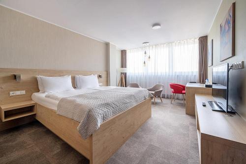 um quarto de hotel com uma cama e uma secretária em Hotel reSTART Superior em Jičín