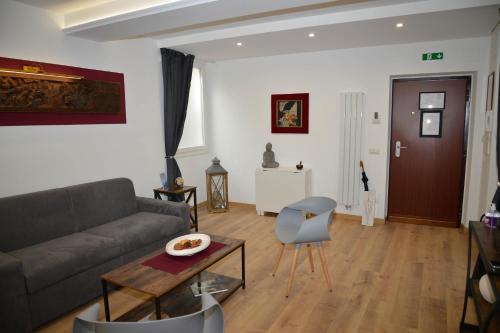een woonkamer met een bank en een tafel bij Fidia Palace Claudia's apartment Colosseo in Rome