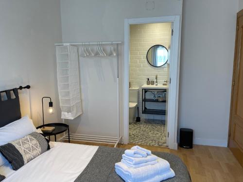 a bedroom with a bed and a bathroom with a sink at Barcelona PR Guesthouse in El Prat de Llobregat