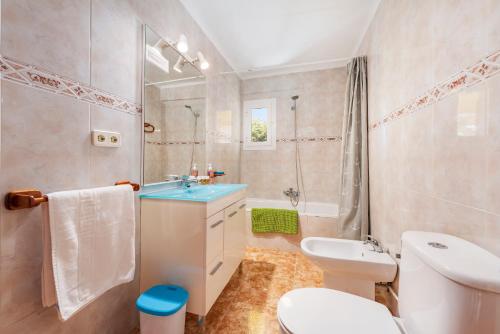 ein Badezimmer mit einem weißen WC und einem Waschbecken in der Unterkunft Villa Ocaso by JS Villas in Port de Pollença