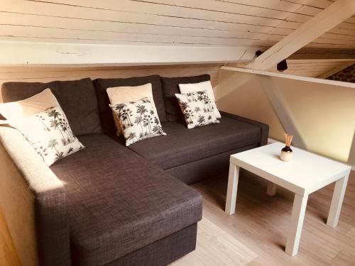 ein Wohnzimmer mit einem Sofa und einem Tisch in der Unterkunft grange enchantée in Profondeville