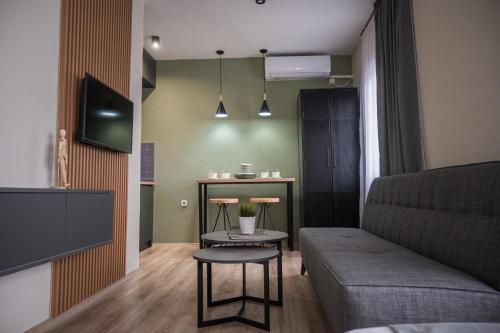 - un salon avec un canapé et une table dans l'établissement BEST APARTMENTS, à Bitola