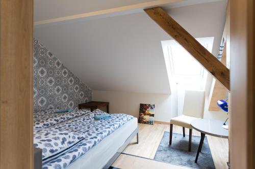 una camera con letto e tavolo di Apartament w stylu Loft a Spała