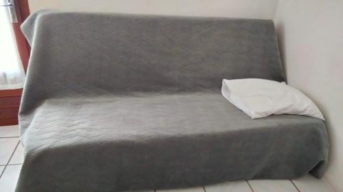 - un lit avec un oreiller dans l'établissement Mireille, à Castellane