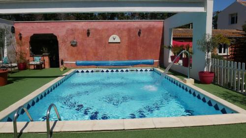 Kolam renang di atau dekat dengan MAS MAURANE-Le Platane avec SPA privé aux portes d'ARLES