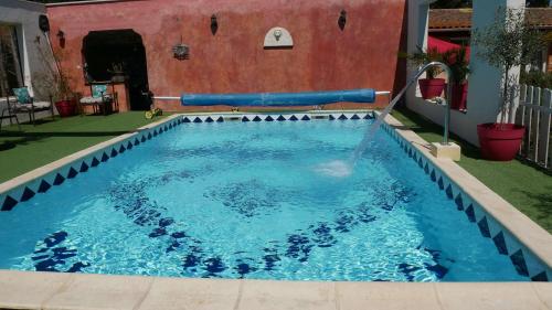 Kolam renang di atau dekat dengan MAS MAURANE-Le Platane avec SPA privé aux portes d'ARLES