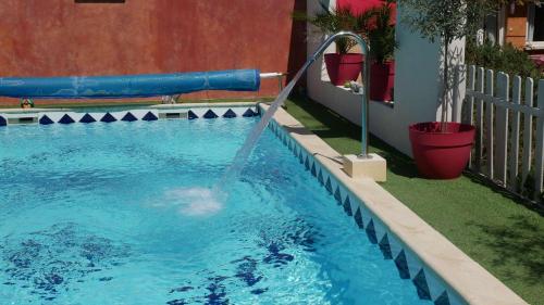 Kolam renang di atau dekat dengan MAS MAURANE-Le Platane avec SPA privé aux portes d'ARLES