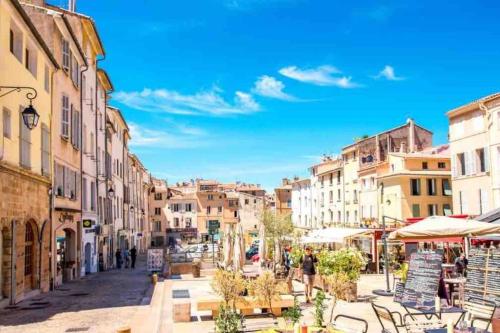 Studio au cœur d'Aix avec balcon et parking