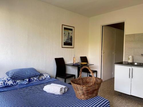 Cette chambre comprend un lit et une table avec un ordinateur portable. dans l'établissement Studio au cœur d'Aix avec balcon et parking, à Aix-en-Provence