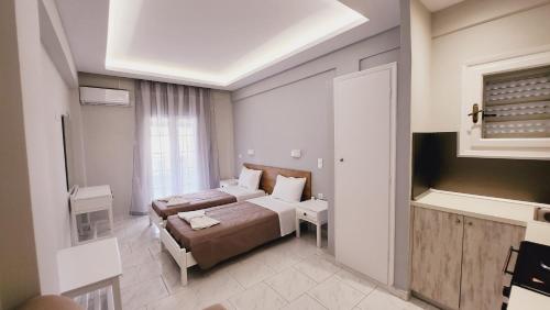 um quarto de hotel com uma cama e uma janela em Corfu Paloma Apartments em Ýpsos