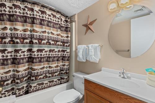 Et badeværelse på Deer Ridge Mountain Resort E208