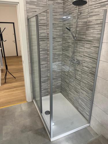 prysznic ze szklanymi drzwiami w pokoju w obiekcie La casa dello zio w mieście Vasto