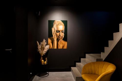 a painting of a woman on a wall next to a staircase at Bed en breakfast Suite 8 in Langenboom