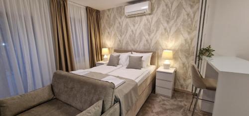 um quarto de hotel com uma cama e um sofá em Carice Milice Old Town Residence Self Check-in em Belgrado
