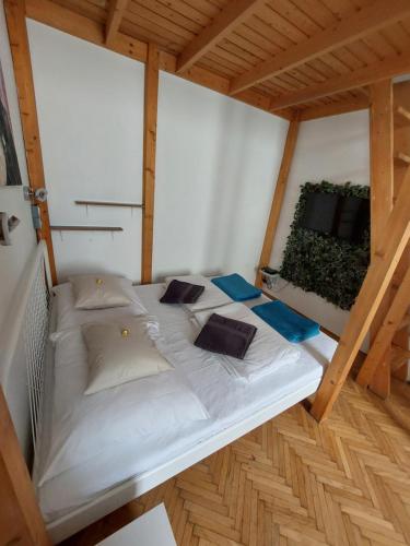 ブダペストにあるSzenes-House Apartmanの窓付きの客室で、白い大型ベッド1台が備わります。