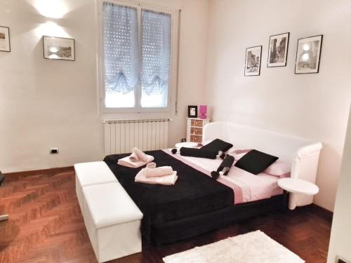 Un dormitorio con una cama grande y una ventana en Lovely Modern Apartment, en Florencia
