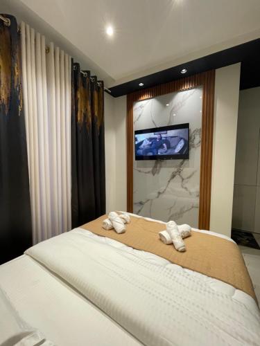 Ένα ή περισσότερα κρεβάτια σε δωμάτιο στο Sueño Apartments & Suites
