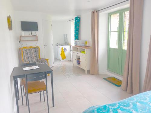 un salon avec une table et une cuisine dans l'établissement Angers, La Belle De Maine, à Angers