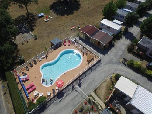an overhead view of a swimming pool with a resort at CAMPING LES EMBRUNS 3* in Camoël