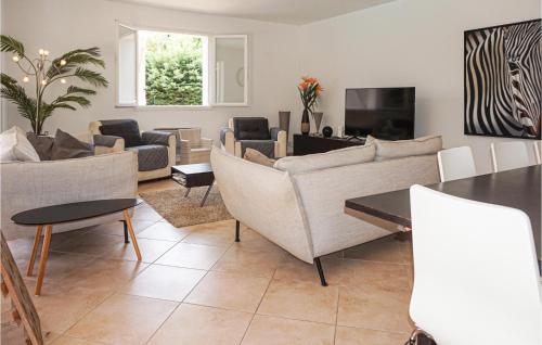 un salon avec des canapés et une table dans l'établissement Gorgeous Home In Bédarieux, à Bédarieux