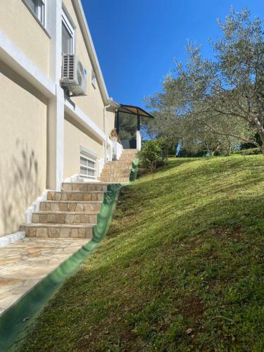 una casa con una manguera verde que conduce a unas escaleras en Apartman Zadar Centar(free parking and wi-fi) en Zadar