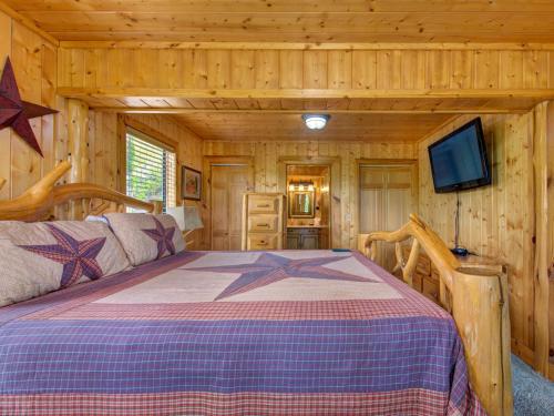 a bedroom with a bed in a log cabin at Edens View in Gatlinburg