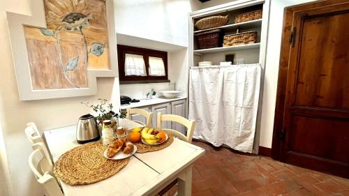 a kitchen with a table with fruit on it at Il grillo in Rosignano Marittimo