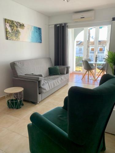 a living room with a couch and two chairs at Apartamento Agua Rosa in Torrevieja