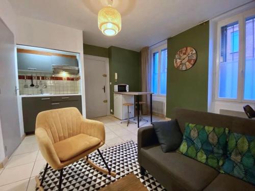 un salon avec un canapé et une table dans l'établissement Ô Toulouse - Appart cosy - Wifi, à Toulouse