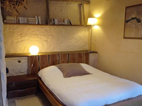 Postel nebo postele na pokoji v ubytování Petit gîte 2P, ancien restauré