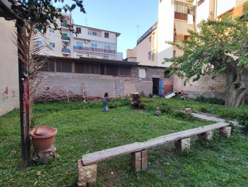 un niño pequeño parado en el patio de un edificio en L'appartamentino, en Reggio Calabria