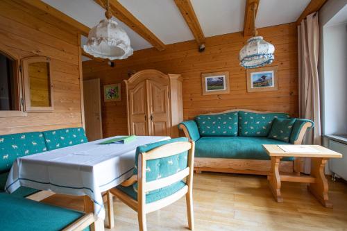 ein Wohnzimmer mit einem Sofa und einem Tisch in der Unterkunft Waldhauser Hof in Schönau am Königssee