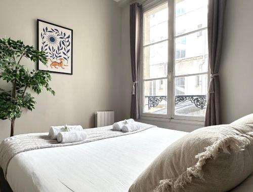una camera con due letti e una finestra di 1624 - Studio Le Marais in Paris Olympic Games 2024 a Parigi