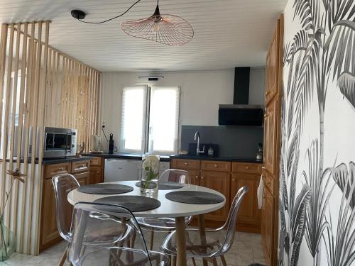 a kitchen with a table and chairs in a room at Studio cosy in Mende