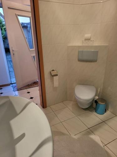 ein Bad mit einem weißen WC und einem Fenster in der Unterkunft Ferienhaus Kranichnest in Barth
