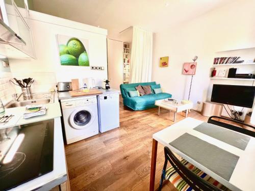 une cuisine et un salon avec une machine à laver dans l'établissement ApartHotel Riviera - Grimaldi Coeur de Ville - Large Studio AC with bigger South Terrace - Hyper Centre - TERRASSE ESPRIT, à Nice