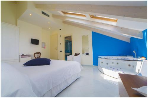 Una cama o camas en una habitación de Villa Lara Hotel
