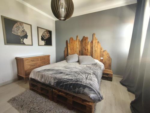um quarto com uma cama e uma cabeceira em madeira em Vivienda Balcón al amanecer em Santa Cruz de la Palma