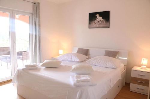 Gallery image of Villa with swimming pool and game room in Tugare