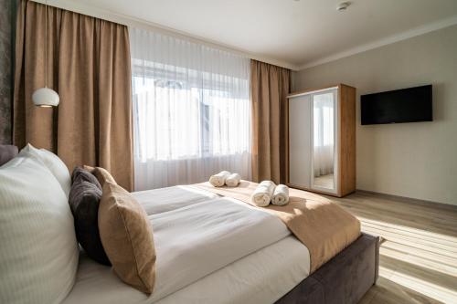 a bedroom with a large bed with towels on it at Panorama Park in Świnoujście