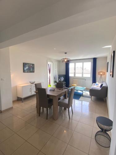 une salle à manger et un salon avec une table et des chaises dans l'établissement L'Albertini-Appartement élégant avec terrasse-Parking gratuit-, à Béziers