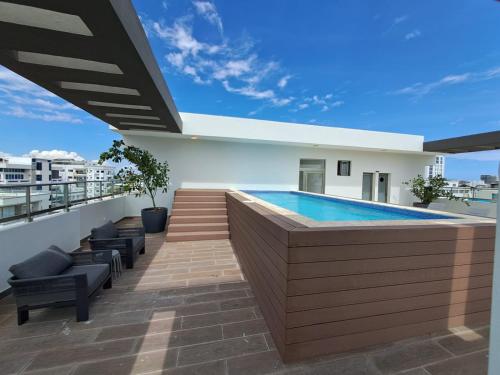 ein Pool auf dem Dach eines Gebäudes in der Unterkunft Luxury Apt Ibr Naco 1br Poolgym in Santo Domingo