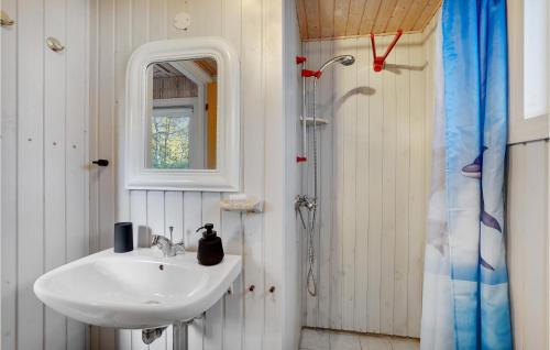 Koupelna v ubytování Stunning Home In Glesborg With Kitchen