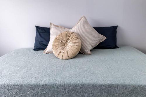 poduszkę siedzącą na łóżku z poduszkami w obiekcie Serenity Cove luxe retreat w mieście Maroochydore
