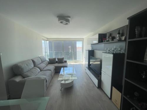 ein Wohnzimmer mit einem Sofa und einem Tisch in der Unterkunft Apartamento Cervantino in Alcalá de Henares