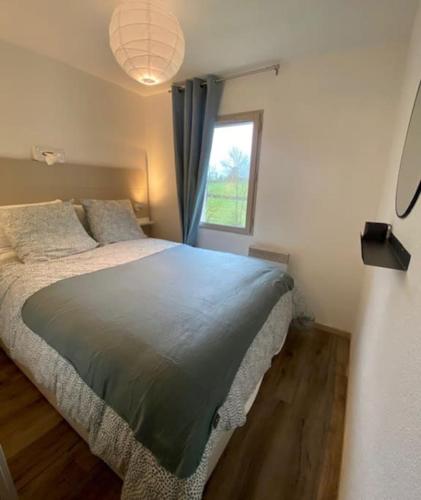 une chambre avec un lit et une fenêtre dans l'établissement 