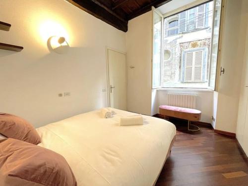 una camera con un letto bianco e una finestra di Tower Gombito's Apartment a Bergamo