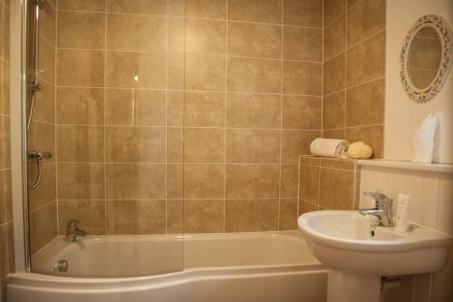 y baño con lavabo, bañera y aseo. en Romantic Secluded Hideaway Cottage in Cornwall, en Truro